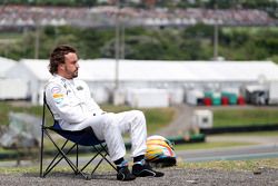 Fernando Alonso, McLaren observa la calificación sentado en una silla a un lado del circuito después