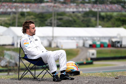 Fernando Alonso, McLaren watches qualifying from a chair at the side of the circuit after stopping without setting a time