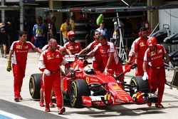 Sebastian Vettel, Ferrari SF15-T en los pits