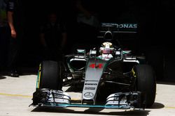 Lewis Hamilton, Mercedes AMG F1 W06 lascia la pitlane