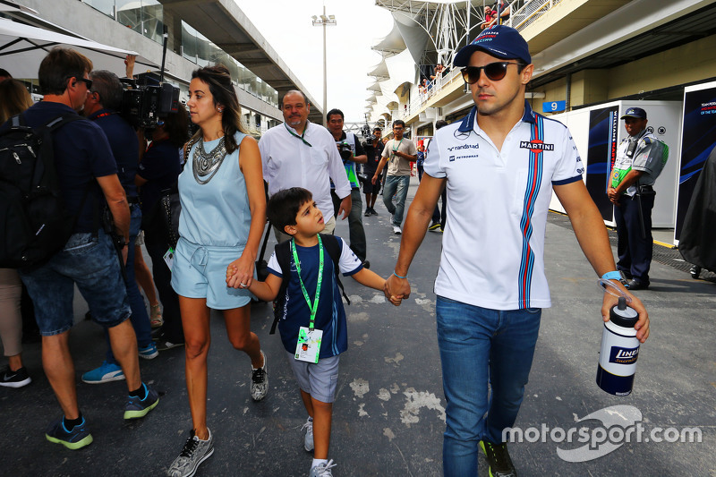 Felipinho chega a autódromo, acompanhado de Felipe Massa e da mãe, Raffaela