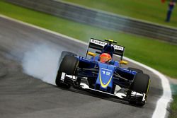 Felipe Nasr, Sauber C34 locks up under braking