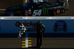 Winner Kyle Busch, Joe Gibbs Racing Toyota