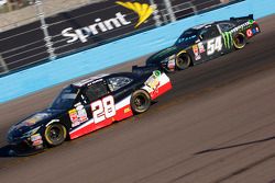 J.J. Yeley, JGL Racing Toyota y Kyle Busch, Joe Gibbs Racing Toyota