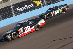 J.J. Yeley, JGL Racing Toyota y Kyle Busch, Joe Gibbs Racing Toyota