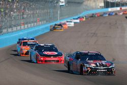 Erik Jones, Joe Gibbs Racing Toyota y Austin Dillon, Richard Childress Racing Chevrolet