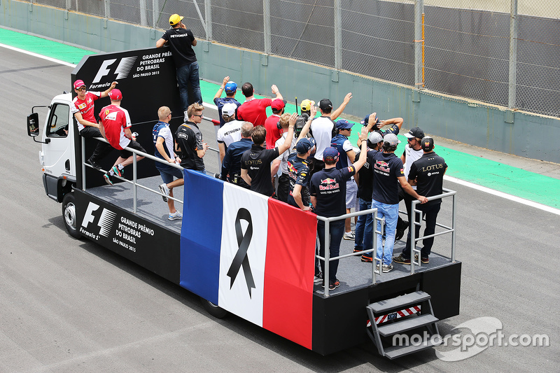 F1 homenaje a las víctimas de los ataques terroristas en París durante el desfile de pilotos