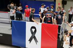 Ромен Грожан, Lotus F1 Team на параде пилотов во время минуты молчания в память о жервах терракта в