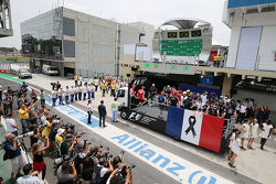 La Formule 1 rend hommage aux victimes des attentats de Paris lors de la parade des pilotes