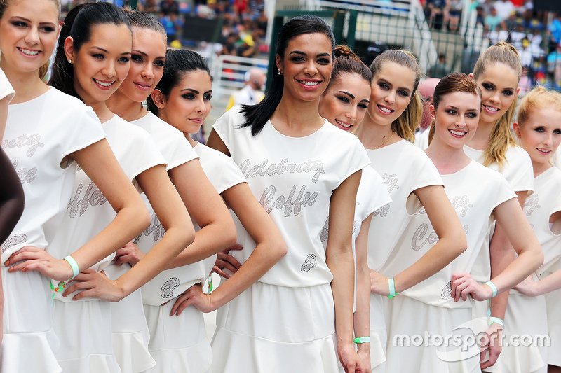 Grid girls no desfile dos pilotos