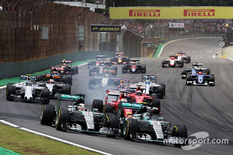 Start: Nico Rosberg, Mercedes AMG F1 ve lider Lewis Hamilton, Mercedes AMG F1