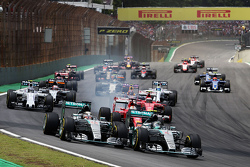 Départ : Nico Rosberg, Mercedes AMG F1 et Lewis Hamilton, Mercedes AMG F1 mènent