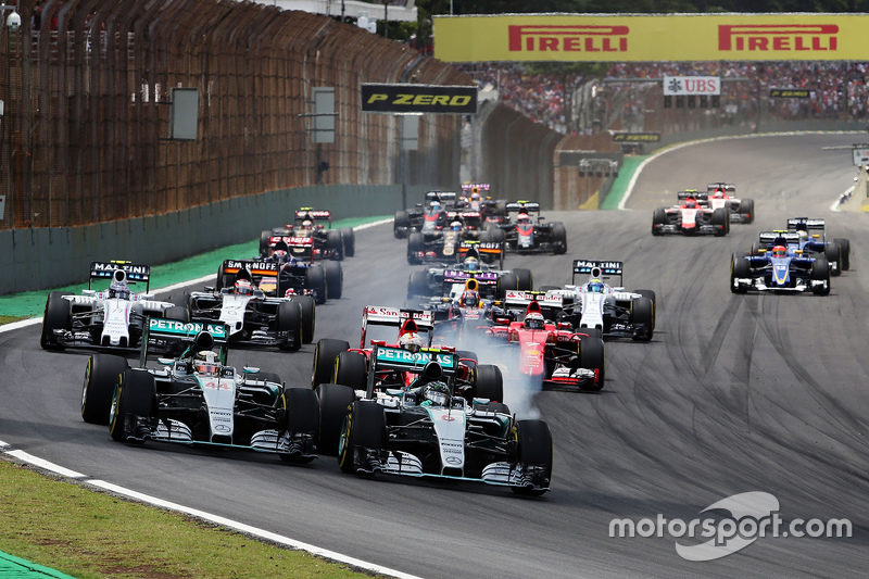 Inicio: Nico Rosberg, Mercedes AMG F1 y Lewis Hamilton, Mercedes AMG F1 lideran