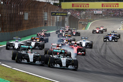 Départ : Nico Rosberg, Mercedes AMG F1 et Lewis Hamilton, Mercedes AMG F1 mènent