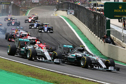 Start: Nico Rosberg, Mercedes AMG F1 and Lewis Hamilton, Mercedes AMG F1 lead