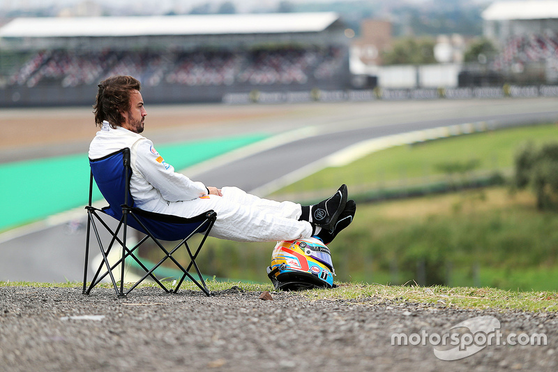 Fernando Alonso, McLaren MP4-30 detenido en lapista