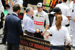 Жан Тодт, президент FIA и Пастор Мальдонадо, Lotus F1 Team на стартовой решетке