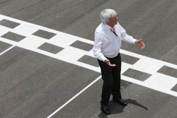 Bernie Ecclestone in der Startaufstellung