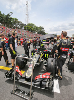 La Lotus F1 E23 de Romain Grosjean, Lotus F1 Team sur la grille