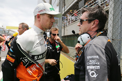 Нико Хюлькенберг, Sahara Force India F1 и Брэдли Джойс, гоночный инженер Sahara Force India F1 на ст
