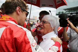 Sebastian Vettel, Ferrari met Bernie Ecclestone, op de grid