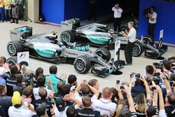 IL vincitore Nico Rosberg, Mercedes AMG F1 W06 e Lewis Hamilton, Mercedes AMG F1 W06 nel parco chius