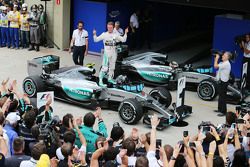 Победитель - Нико Росберг, Mercedes AMG F1 W06 празднует в закрытом парке