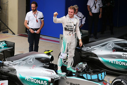 Победитель - Нико Росберг, Mercedes AMG F1 W06 празднует в закрытом парке