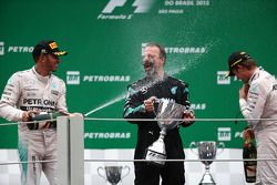 Podio: secondo Lewis Hamilton, Mercedes AMG F1 con James Waddell