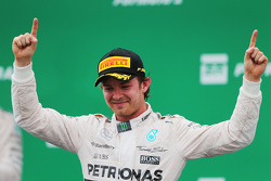 Победитель гонки - Нико Росберг, Mercedes AMG F1 празднует на подиуме