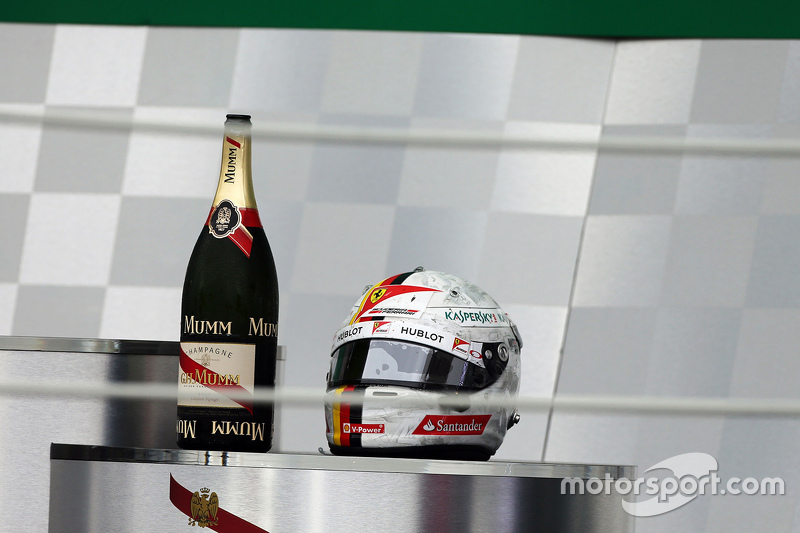 El casco de Sebastian Vettel en el podio