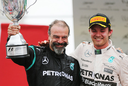 James Waddell with race winner Nico Rosberg, Mercedes AMG F1 W06