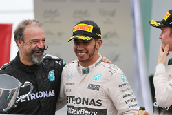 Подиум: второе место - Льюис Хэмилтон, Mercedes AMG F1 W06 и Джеймс Вадделл