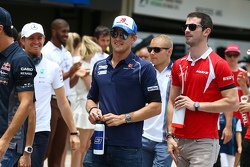 (L to R): Marcus Ericsson, Sauber F1 Team with Alexander Rossi, Manor Marussia F1 Team on the drivers parade