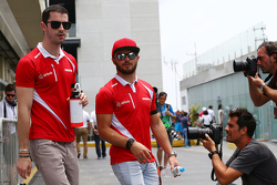 (Da sinistra a destra): Alexander Rossi, Manor Marussia F1 Team con il compagno di squadra Will Stev