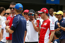 Fernando Alonso, McLaren avec Sebastian Vettel, Ferrari lors de la parade des pilotes