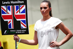 Niña de la parrilla para Lewis Hamilton, Mercedes AMG F1