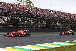 Себастьян Феттель, Ferrari SF15-T едет впереди Кими Райкконена, Ferrari SF15-T