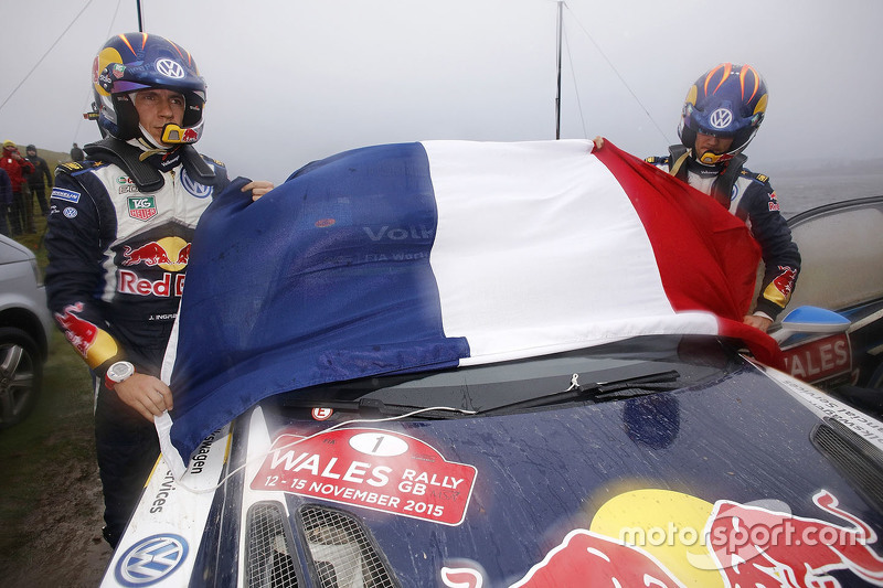 Sébastien Ogier y Julien Ingrassia, Volkswagen Polo WRC, Volkswagen Motorsport con la bandera de Francia, campeones 2015.