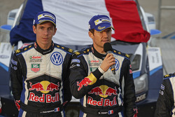 Podium: les vainqueurs Sébastien Ogier et Julien Ingrassia, Volkswagen Motorsport