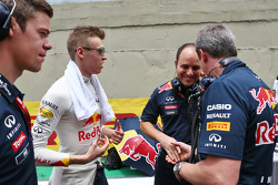 Даниил Квят, Red Bull Racing и Джанпьеро Ламбьязе, гоночный инженер Red Bull Racing и Джонатан Уитли