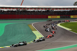 Nico Rosberg, Mercedes AMG F1 W06 leads at the start of the race