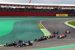 Jenson Button, McLaren MP4-30, und Marcus Ericsson, Sauber C34, beim Start