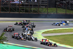 Daniil Kvyat, Red Bull Racing RB11 at the start of the race