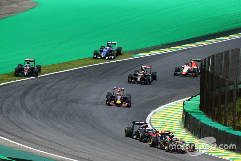 Fernando Alonso, McLaren MP4-30 y Marcus Ericsson, Sauber C34 salen en la primera curva