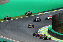Фернандо Алонсо, McLaren MP4-30 и Маркус Эрикссон, Sauber C34 выезжают за пределы трассы на старте г