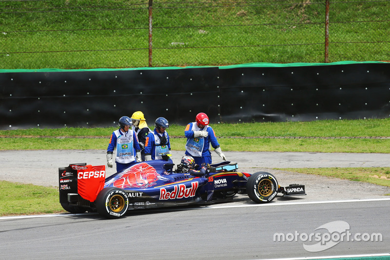 Carlos Sainz Jr., Scuderia Toro Rosso STR10 se retira de la carrera en la primera vuelta