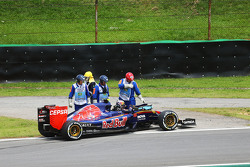 Карлос Сайнс мл., Scuderia Toro Rosso STR10 сходит с гонки на первом круге
