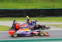 Carlos Sainz Jr., Scuderia Toro Rosso STR10 retired from the race on the opening lap