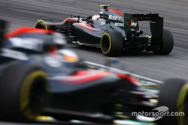 Jenson Butto por delante de Fernando Alonso, McLaren MP4-30